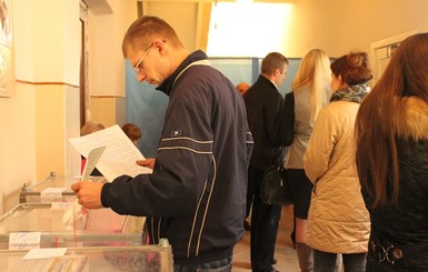 Западная Украина на выборы не спешит  