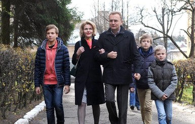 Кандидаты в мэры Львова пришли голосовать с женами и детьми