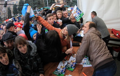 За селфи с избирательного участка днепропетровцы смогли пообниматься с футболистами 