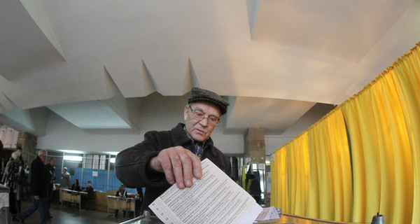 В Днепропетровске на избирательные участки первыми запускают мужчин