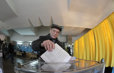 В Днепропетровске на избирательные участки первыми запускают мужчин