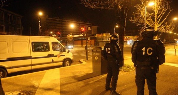 Во Франции начались масштабные антитеррористические полицейские рейды