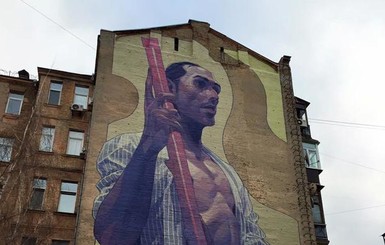 В Киеве монашка пыталась помешать испанцу рисовать огромное граффити