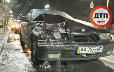 Тройная авария в Киеве: обломки машин разлетелись по всей дороге 