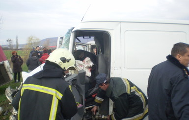 В Запорожской области пассажирский автобус спасали бензопилой