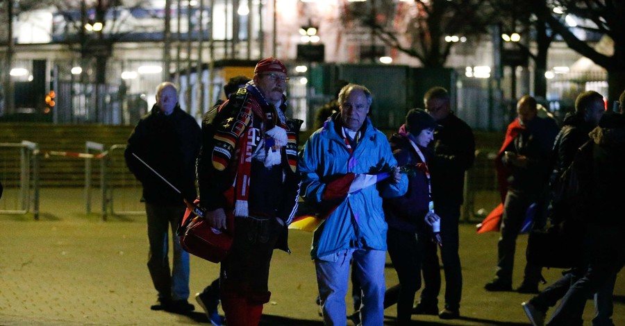 В Германии из-за теракта отменили футбольный матч, на который пришла Меркель