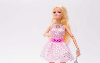 В соцсетях показали, как кукла Барби с годами менялась 