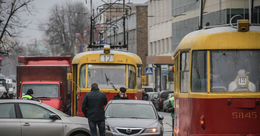 В Харькове иномарка сбила трех человек на трамвайной остановке
