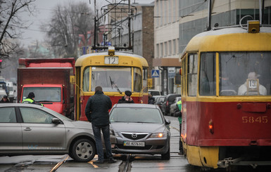 В Харькове иномарка сбила трех человек на трамвайной остановке