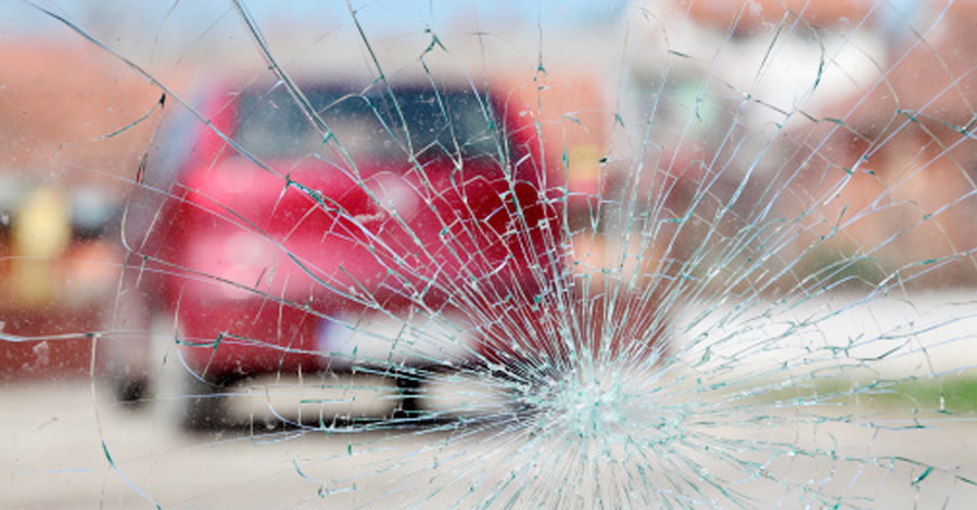 В Тернопольской области водитель бросил четверых детей в багажник за разбитое стекло в машине