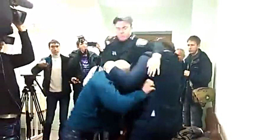 Добкин подрался в суде из-за Майдана 