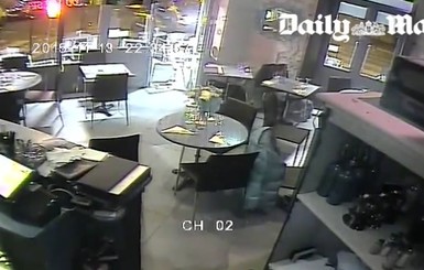 Опубликовано видео нападения террористов на кафе в Париже 13 ноября