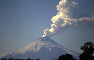 В Эквадоре, Индонезии и Мексике вулканы начали выбрасывать столбы пепла