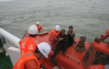 В Китае перевернулся грузовой корабль, часть экипажа пропала без вести