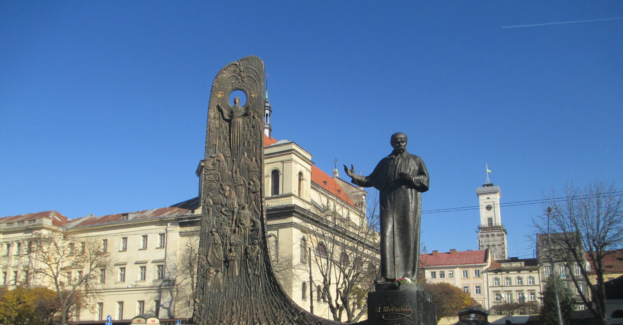Во Львове памятник Шевченко подсветят до конца недели