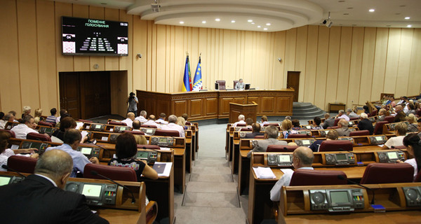 На сессию Криворожского горсовета, которая признала Юрия Вилкула мэром, пришли депутаты всех фракций