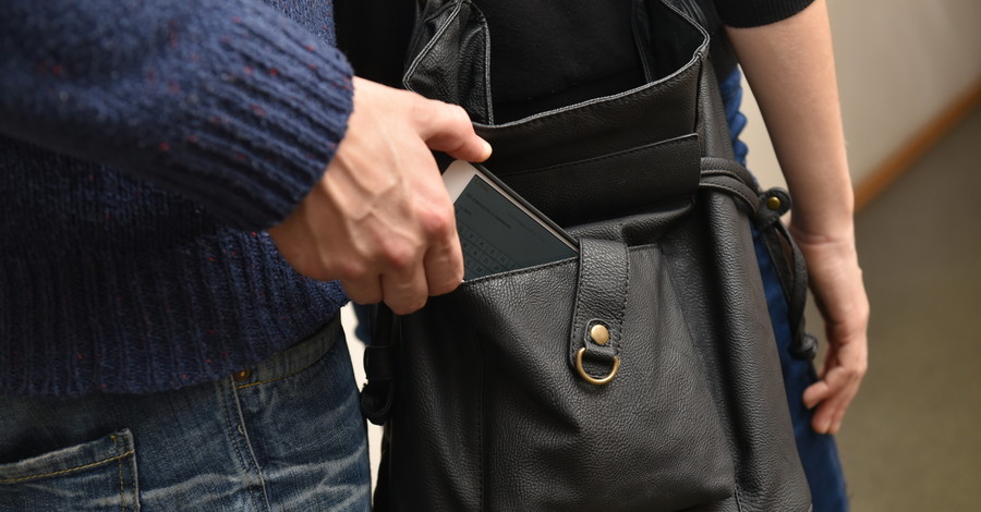 Киевские карманники переключились с кошельков на смартфоны