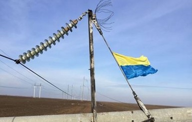 Две линии электропередач на Крым обесточены после подрыва опор