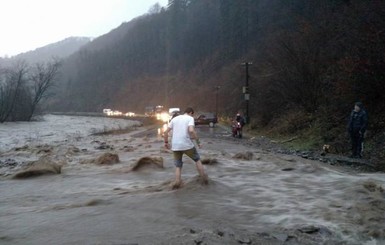 Из-за продолжительных дождей в Закарпатье затопило дома и дороги