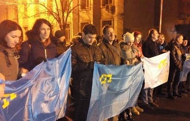 Митингующие Майдана присоединились к татарам под Администрацией президента
