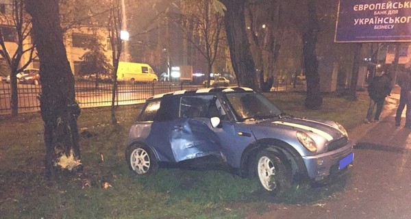 Во Львове пьяный таможенник разбил свою машину и пытался 