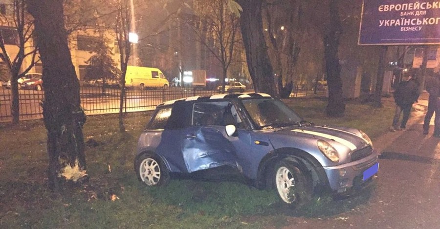 Во Львове пьяный таможенник разбил свою машину и пытался 