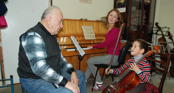 Запорожский музыкант обучает игре на виолончели на протяжении 63 лет