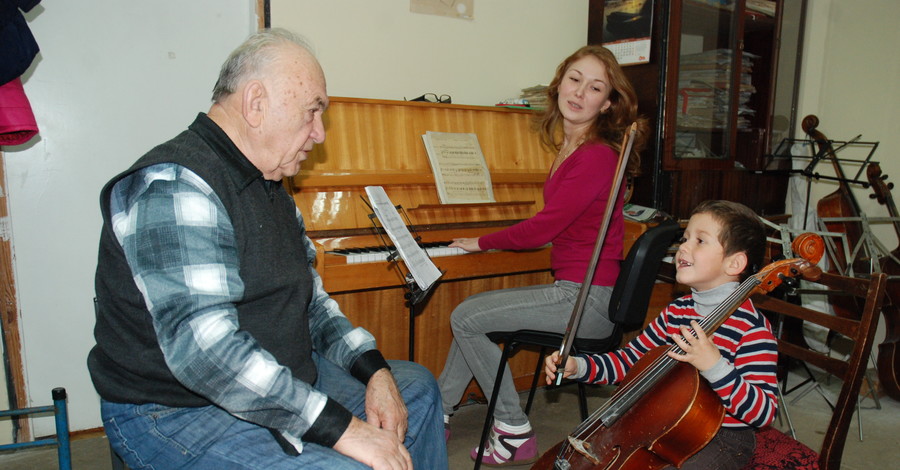 Запорожский музыкант обучает игре на виолончели на протяжении 63 лет