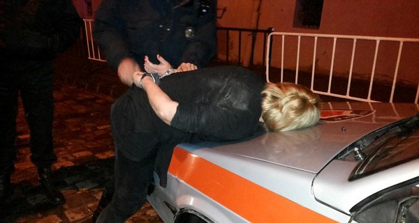 Во Львове пьяная женщина побила полицейских и машину охраны