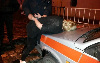Во Львове пьяная женщина побила полицейских и машину охраны