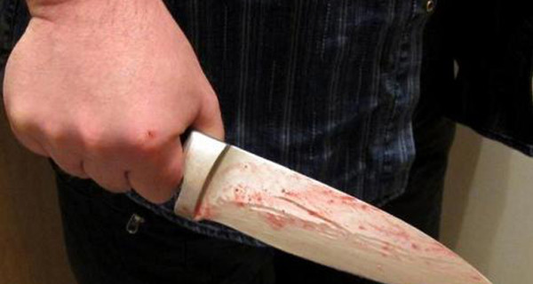 В Киеве осудили парня, который изрезал ножом отказавшую ему девушку