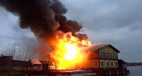 В центре Киева сгорел элитный ресторан на воде