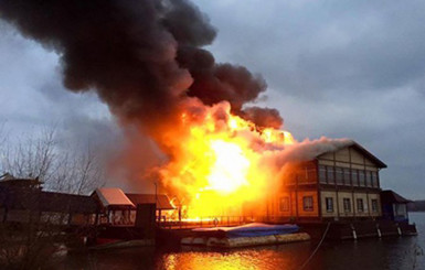 В центре Киева сгорел элитный ресторан на воде