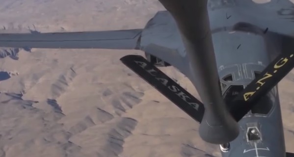 Американцы опубликовали видео заправки бомбардировщика в небе над Сирией 
