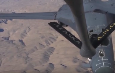 Американцы опубликовали видео заправки бомбардировщика в небе над Сирией 