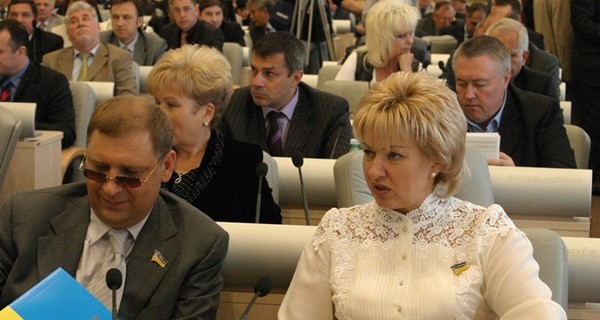 В Днепропетровске сессия горсовета нового созыва началась со скандала