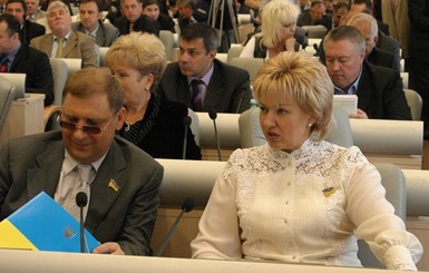 В Днепропетровске сессия горсовета нового созыва началась со скандала