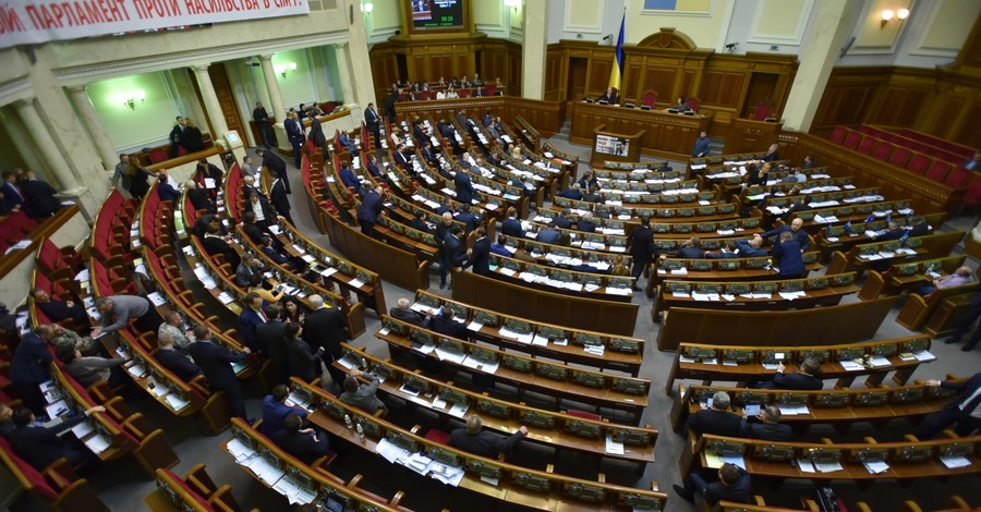 Первую годовщину парламента депутаты отметили полупустым залом