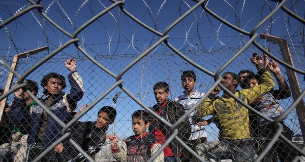 На границе Македонии и Греции начали строить заграждения, чтоб спастись  от мигрантов