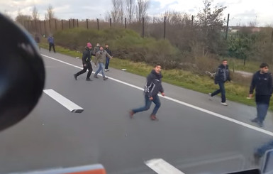 Во Франции водитель грузовика попытался раздавить толпу мигрантов