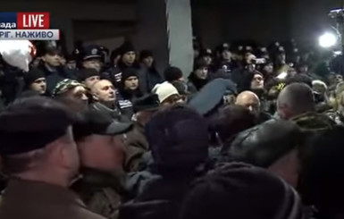 Протесты в Кривом Роге: митингующие прорвались в горсовет