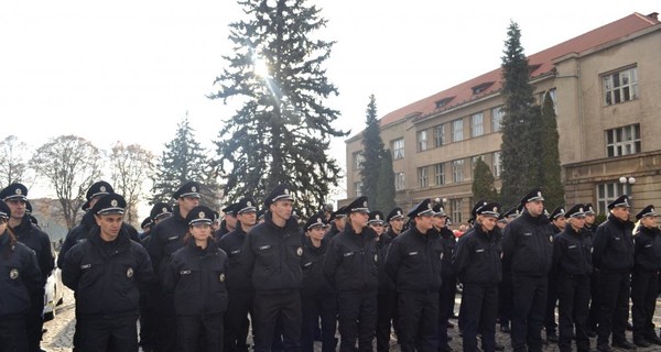 На Закарпатье 250 полицейских приняли присягу