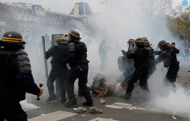 Столкновения в Париже: полиция применила слезоточивый газ