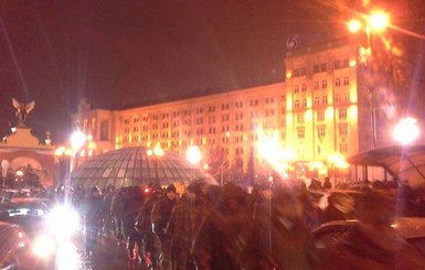  В Киеве - беспорядки у офиса СКМ, в ход пошли дымовые шашки