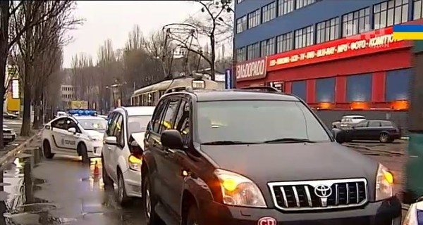 СМИ: Сотрудник посольства РФ устроил аварию в центре Киева
