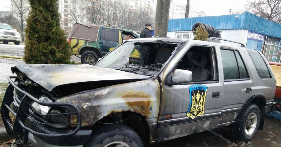 В Харькове сожгли три внедорожника 