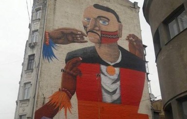 Киевляне о новом граффити на Контрактовой: Это пародия на динозавра какая-то 
