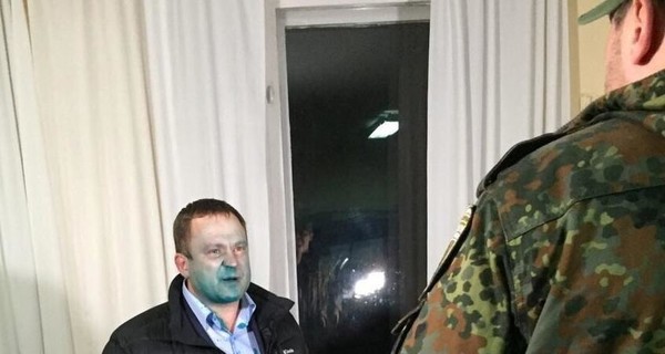 Помощник Егора Соболева облил главу криворожского избиркома зеленкой, а Семенченко заявил что тот сбежал