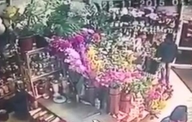 В Киеве ограбили цветочный киоск и избили продавщицу