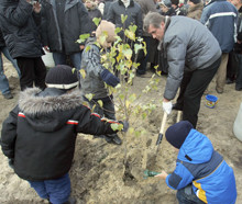 Ющенко с сыном посадил деревья 